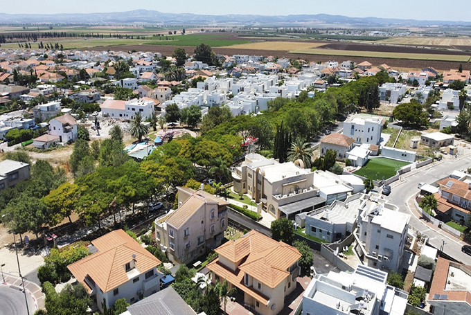 המתנה של התושבים לשכונתם שמציינת 75 שנה - הוצאה לאור של ספר זיכרונות אותו כתבו בעצמם